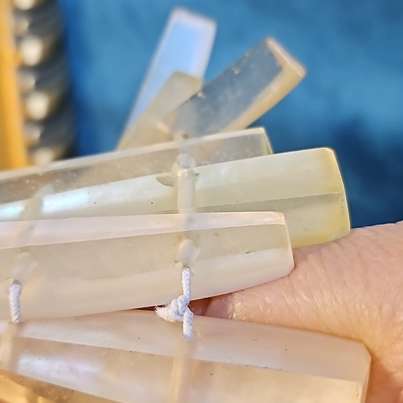 Vintage 1950s lucite and mother of pearl bracelet, stretchable, rare - Picture 5 of 8